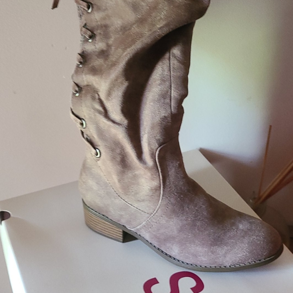 Boots - Picture 4 of 4